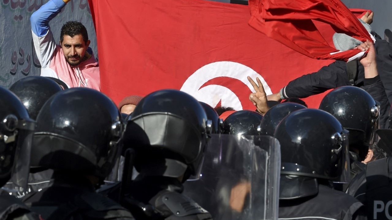 صورة من الأرشيف لصدام بين الشرطة التونسية والمحتجين