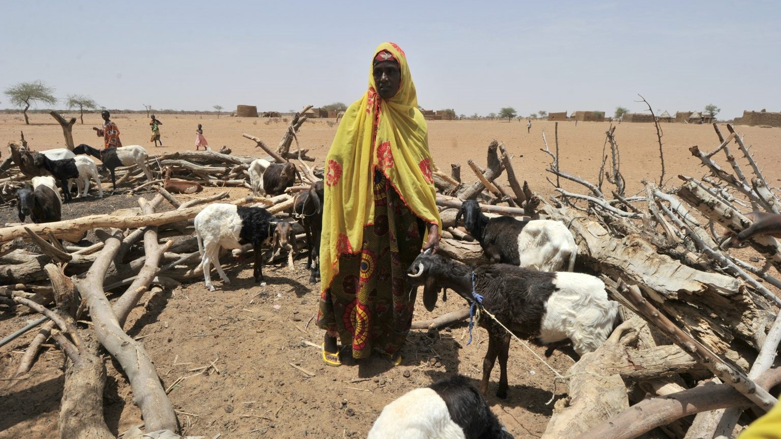 مواطنة من بوركينا فاسو لاجئة على الحدود مع النيجر 