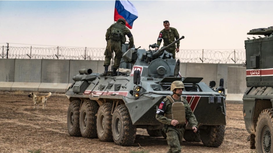 آليات عسكرية روسية تتقدم في رتل من بلدة تل تمر إلى مطار القامشلي، 9 آذار/مارس 2020