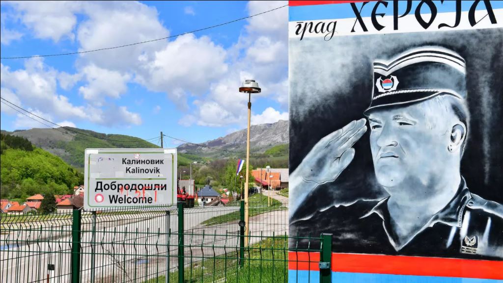 جدارية تصور القائد العسكري السابق لصرب البوسنة راتكو ملاديتش في بلدة كالينوفيك في 22 مايو 2021