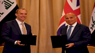 وزيرا خارجية العراق وبريطانيا خلال لقائهما في بغداد الثلاثاء