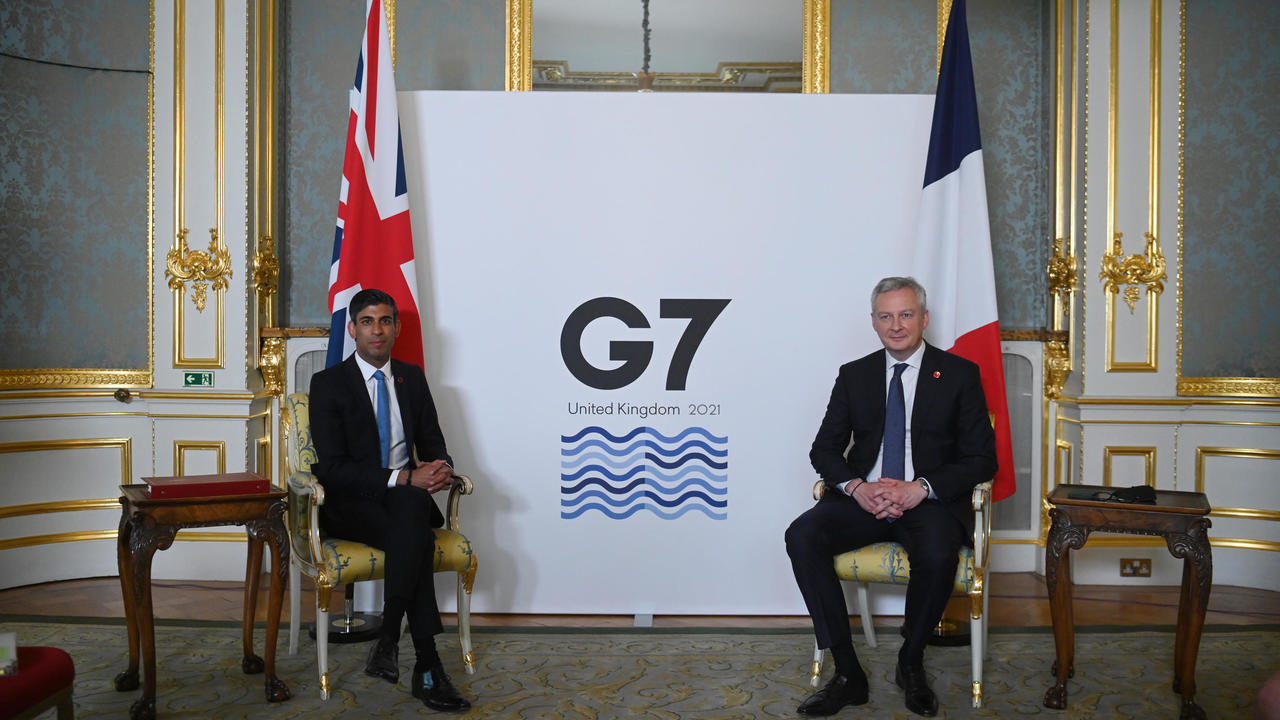 وزيرا المال البريطاني ريشي سوناك والفرنسي برونو لومير أثناء لقائهما في اليوم الأول من اجتماع وزراء مالية مجموعة السبع في لانكاستر هاوس في لندن في 4 حزيران/يونيو 2021