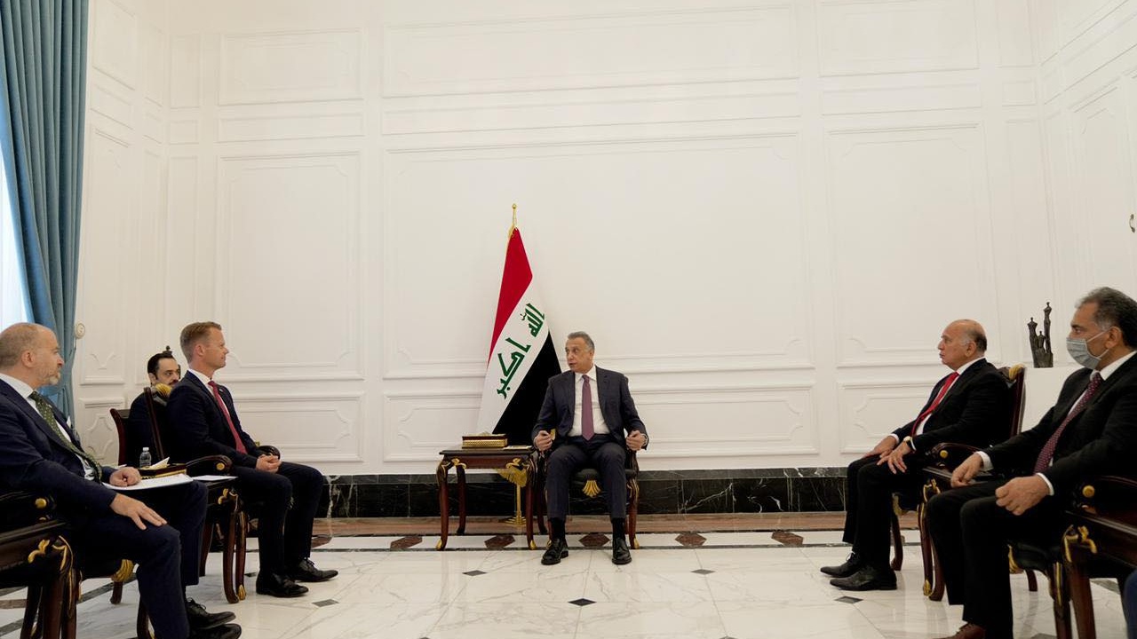 الكاظمي خلال اجتماعه مع وزير الخارجية الدنماركي جيبي كوفود في بغداد الاحد