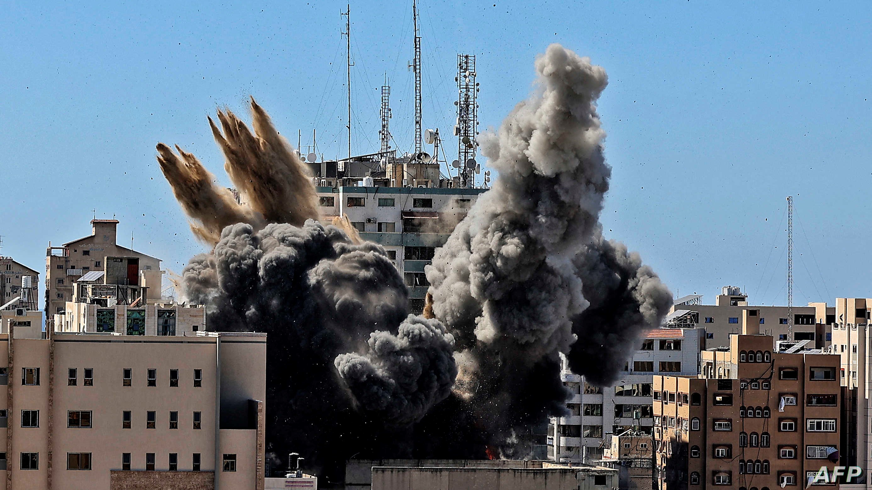 لحظة قصف برج الجلاء في غزة وتدميره في 15 مايو 2021