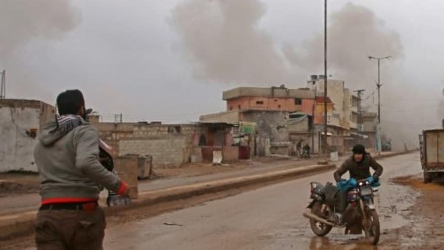  سوري يفر من قصف قوات النظام على مدينة الاتارب في محافظة حلب في 13 فبراير 2020