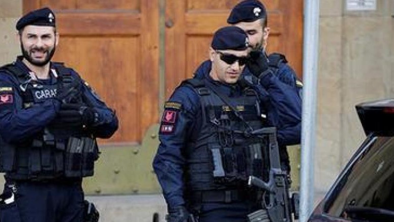 عناصر من الشرطة الإيطالية 