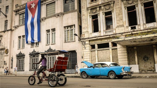 أحد الشوارع العامة في كوبا