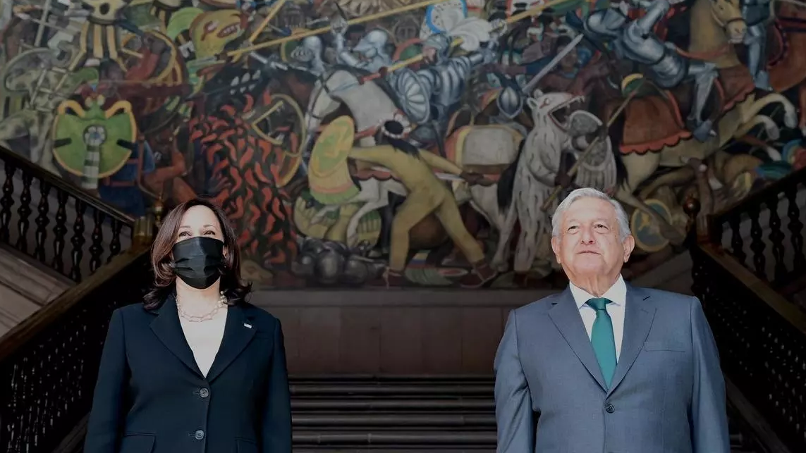 الرئيس المكسيكي أندريس مانويل لوبيز أوبرادور ونائبة الرئيس الأميركي كامالا هاريس في القصر الوطني بمكسيكو