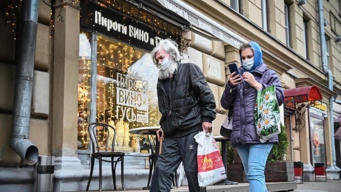 روسيان بقناعين واقيين في أحد شوارع موسكو في أكتوبر 2020