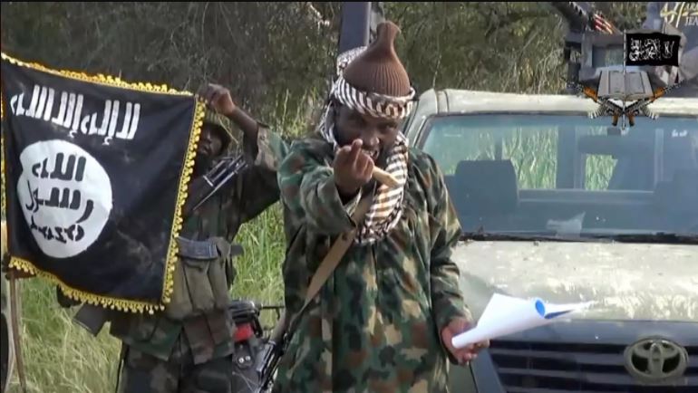 صورة مأخوذة في 2 أكتوبر 2014 من فيديو نشره تنظيم بوكو حرام الجهادي تظهر زعيم الجماعة الجهادية أبو بكر شكوي