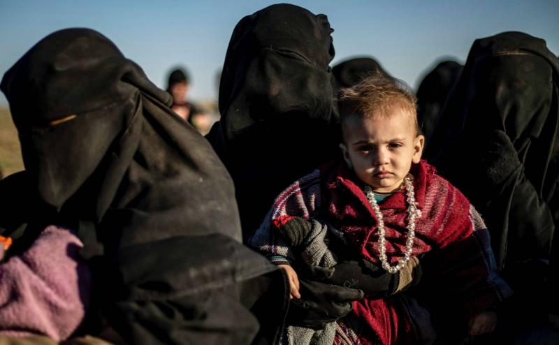 نساء وأطفال ينتظرون تفتيشهم بعد مغادرة آخر معاقل تنظيم الدولة الإسلامية (داعش) في محافظة دير الزور - 1 آذار (مارس) 2019