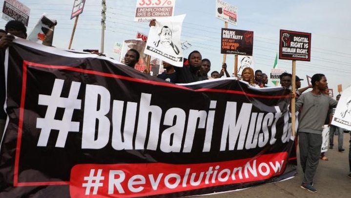 متظاهرون يرفعون لافتات خلال مظاهرة في العاصمة النيجيرية أبوجا يوم السبت ضد حكومة الرئيس محمد بخاري
