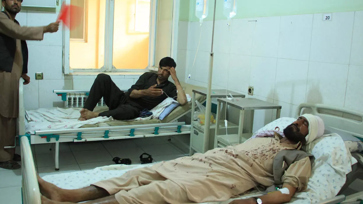 مصابون يتلقون العلاج في المستشفى بعد الهجوم على عمال 