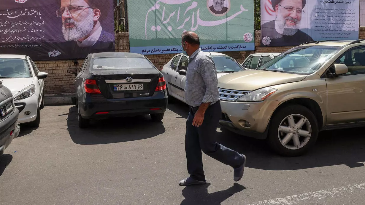 لافتة Yنتخابية لابراهيم رئيسي في احدى شوارع طهران
