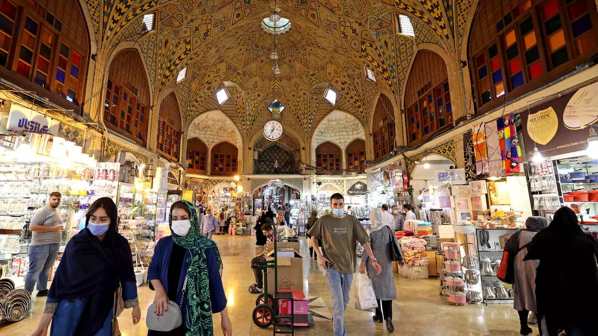 متسوقون في البازار الكبير في طهران