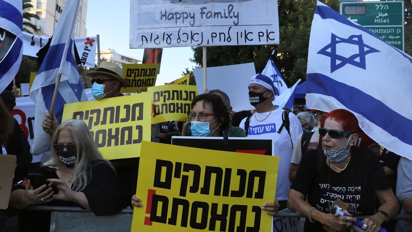 إسرائيليون يتظاهرون ضد بنيامين نتنياهو أمام المقر الرسمي لرئيس الوزراء في القدس - يوليو 2020