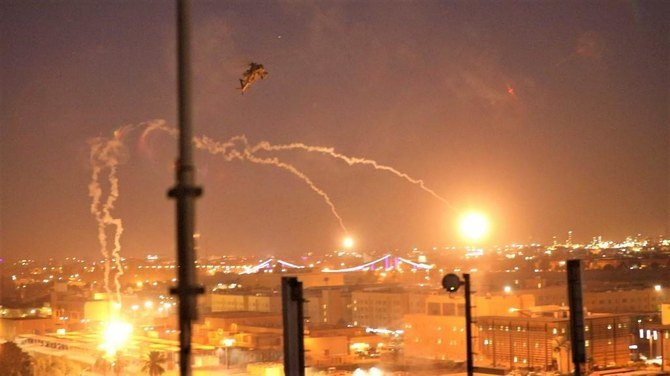 طائرة أباتشي تابعة للجيش الأميركي تلقي قنابل إنارة فوق المنطقة الخضراء شديدة الحراسة في بغداد - ديسمبر 2019