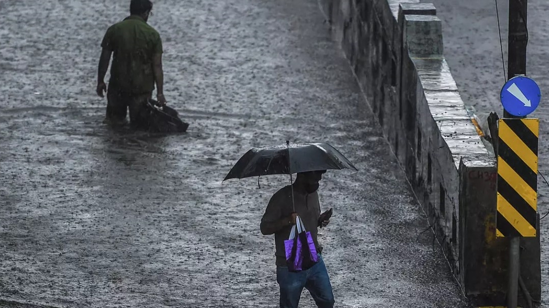 هطلت الأمطار الموسمية في مومباي يوم الأربعاء، مما تسبب في فيضانات واسعة النطاق وفوضى مرورية