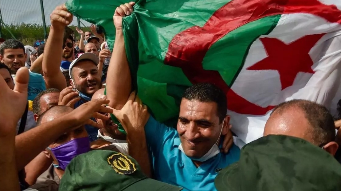 لحظة اطلاق المعارض الجزائري كريم طابو من السجن- 2 تموز(يوليو) 2020 