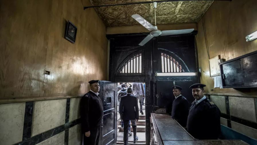 شرطيون مصريون عند مدخل سجن طرة في القاهرة خلال جولة نظمتها السلطات للإعلام في 11 فبراير2020