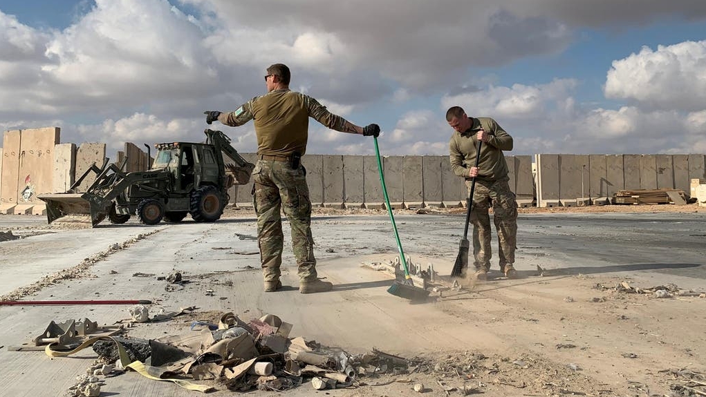 جنود أميركيون يزيلون الأنقاض في قاعدة عين الأسد الجوية في محافظة الأنبار غربي العراق، 13 يناير 2020 