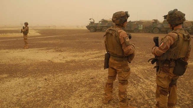 جنود فرنسيون يراقبون قافلة عسكرية في مالي - 26 اذار (مارس) 2019 