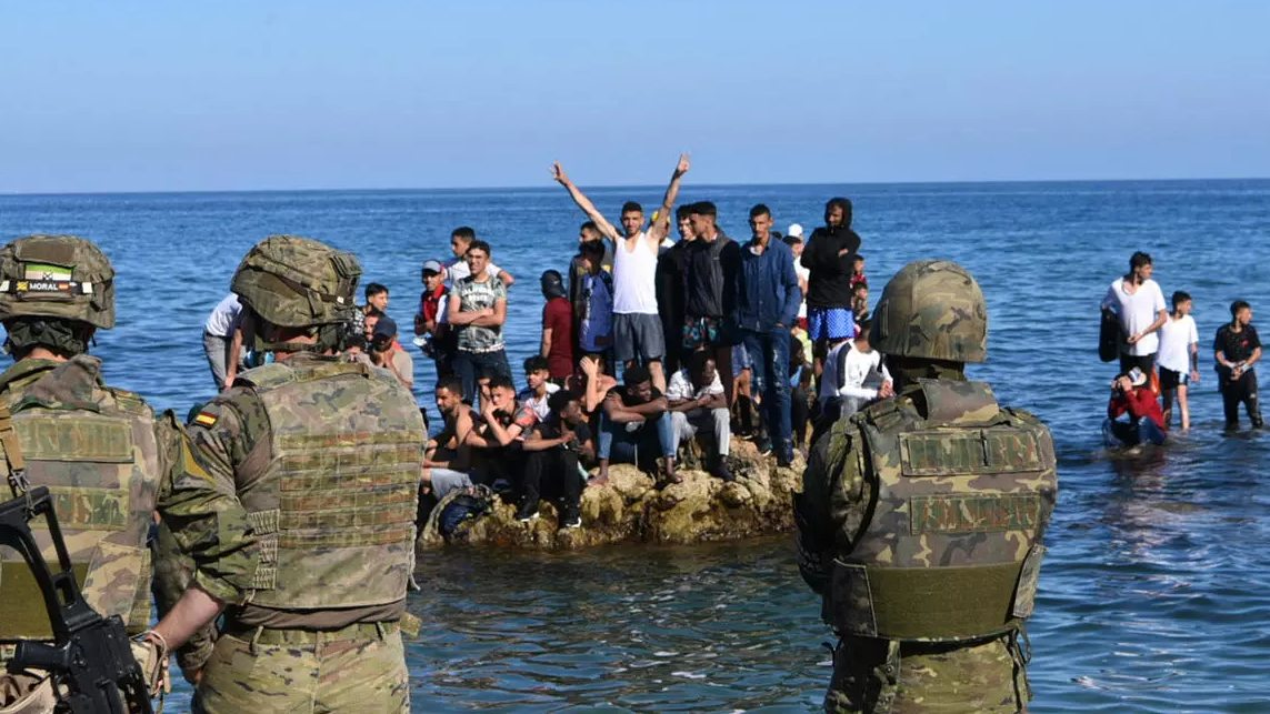 الشرطة الاسبانية قبالة مجموعة من المهاجرين