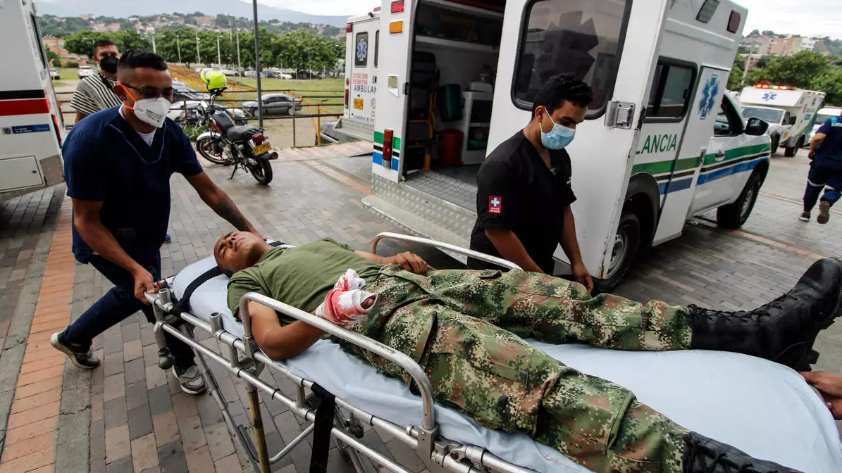 مسعفون يخلون جندياً إلى المستشفى بعد إصابته في انفجار في قاعدة عسكرية في كوكوتا