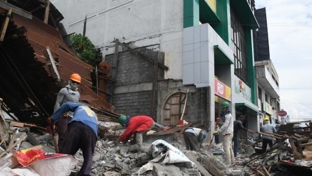 عمال يزيلون حطام منزل منهار بعد زلزال بقوة 6.8 درجة ضرب مدينة جنرال سانتوس في جزيرة مينداناو الجنوبية- 29 نيسان/أبريل 2017