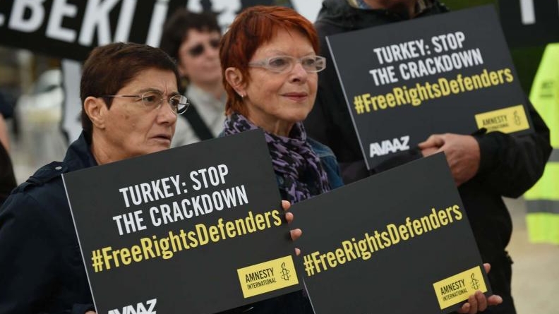 ناشطون يحتجون على انتهاكات تركيا لحقوق الإنسان خارج مبنى المجلس الأوروبي في بروكسل
