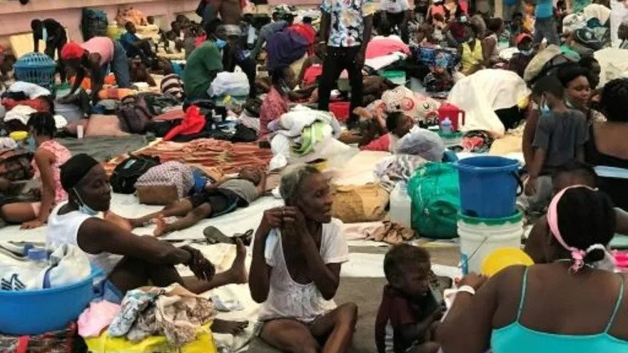 عائلات لاجئة في مركز كارفور الرياضي في ضاحية العاصمة الهايتية بور او برانس في 16 حزيران/يونيو 2021.