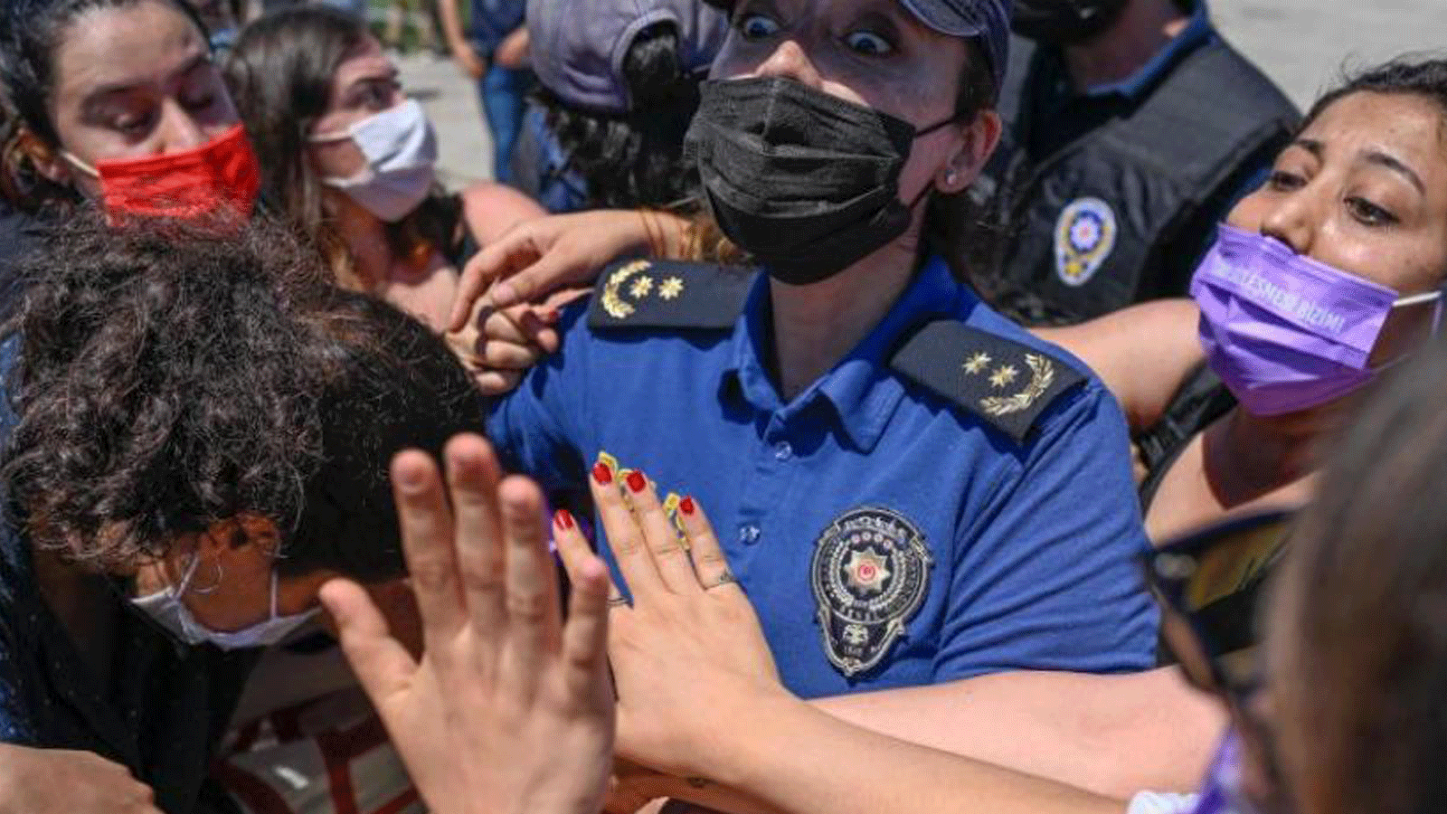 مشادة بين المتظاهرات والشرطة أثناء مسيرة الدفاع عن حقوق المرأة اليوم 19 حزيران/يونيو