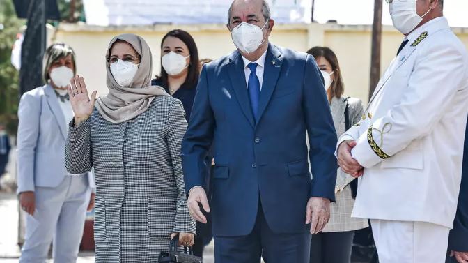 الرئيس الجزائري عبد المجيد تبون يصل مع زوجته الى مركز اقتراع في الضاحية الغربية للجزائر في 12 حزيران/يونيو 2021 