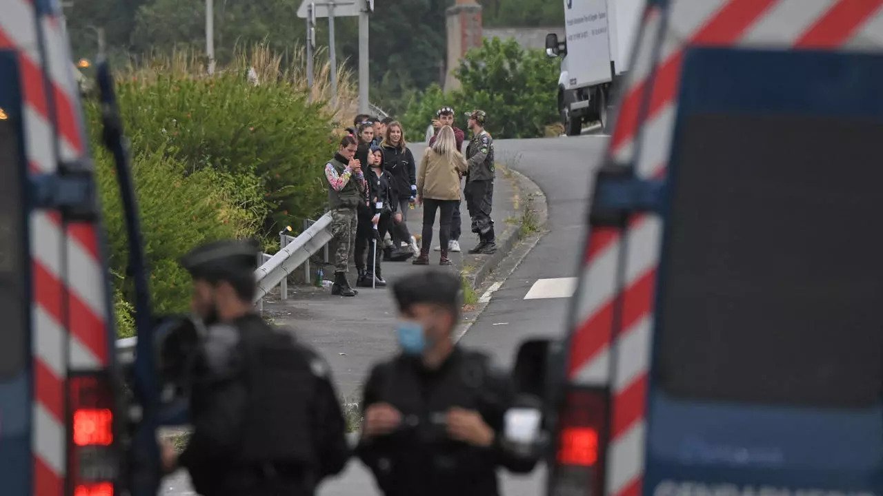 الدرك الفرنسي عقب فضّه حفلا ليليا مخالفا لتعليمات الحظر الخاصة بوباء الكورونا في ريدون بغرب فرنسا، 19 حزيران/ يونيو 2021. 