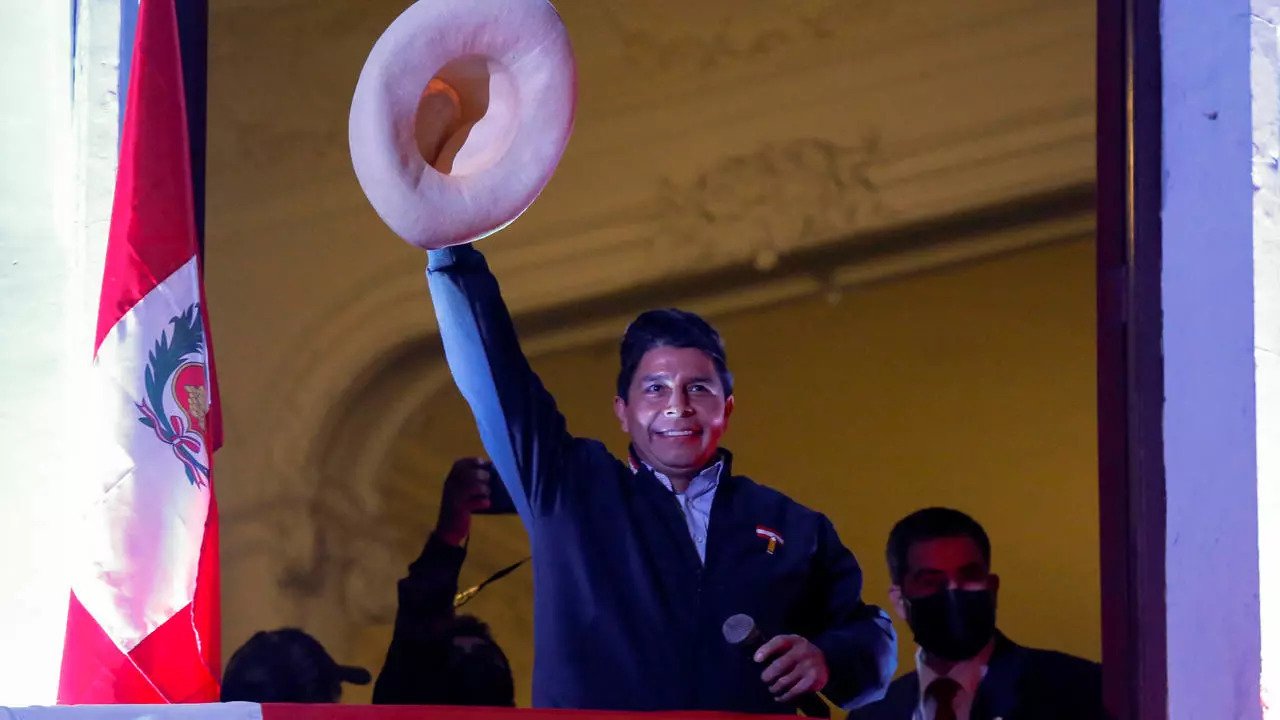 مرشح اليسار الراديكالي بيدرو كاستيو يحيي أنصاره منم شرفة مقر حزبه في ليما في 10 حزيران/يونيو 2021.