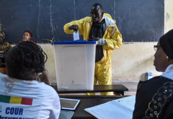 رجل يدلي بصوته في مركز اقتراع في باماكو خلال الجولة الثانية من الانتخابات الرئاسية في مالي - 12 اب/ أغسطس 2018