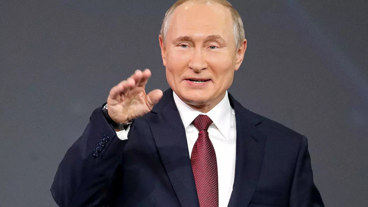 الرئيس الروسي فلاديمير بوتين يحضر الجلسة العامة لمنتدى سان بطرسبرغ الاقتصادي الدولي في سان بطرسبرغ في 4 يونيو 2021.