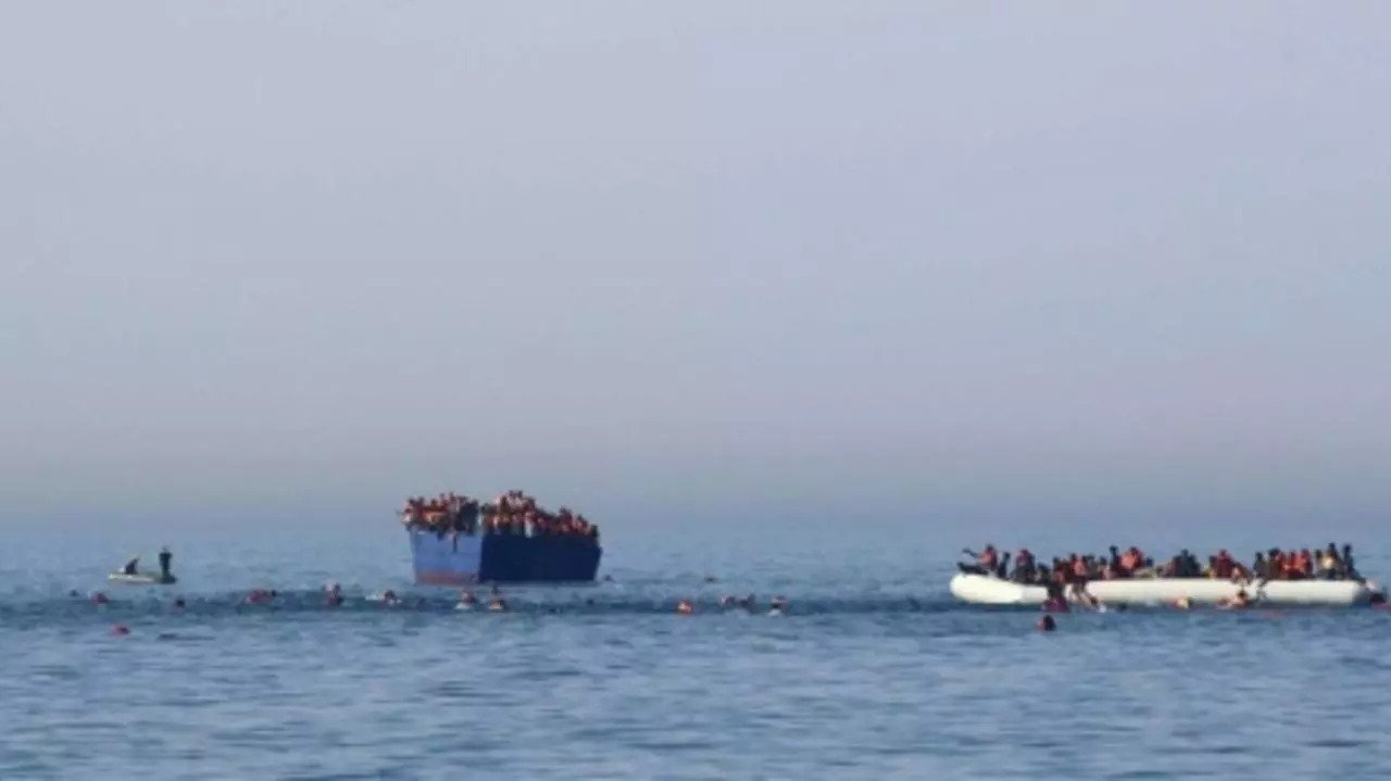صورة من الأرشيف لغرق زورق مهاجرين في مياه المتوسط
