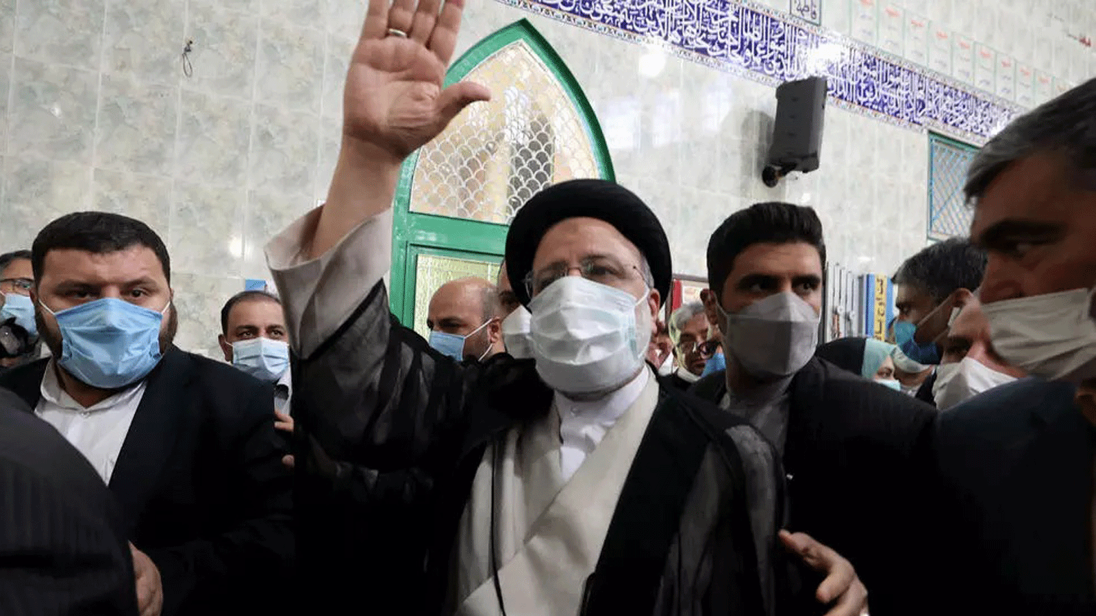 ابراهيم رئيسي بعد إدلائه بصوته في الانتخابات الرئاسية الإيرانية في 18 حزيران/يونيو 2021