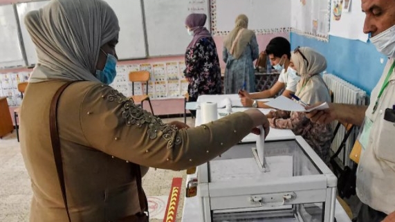 امرأة تدلي بصوتها في مركز اقتراع في بوشاوي، في الضواحي الغربية للعاصمة الجزائرية. 12 حزيران/ يونيو