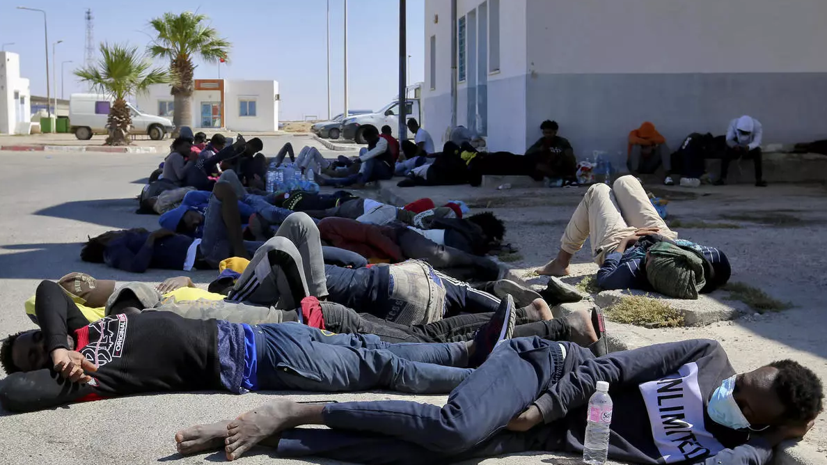 مهاجرون افارقة تم انقاذهم من قبل الجيش التونسي 