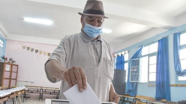 رجل يدلي بصوته في مركز اقتراع في بوشاوي، في الضواحي الغربية للعاصمة الجزائرية