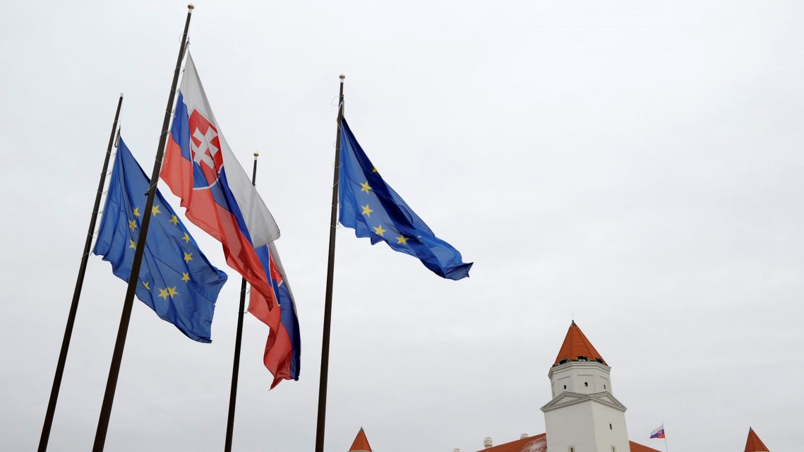 العلم السلوفاكي يتوسط علم الاتحاد الأوروبي