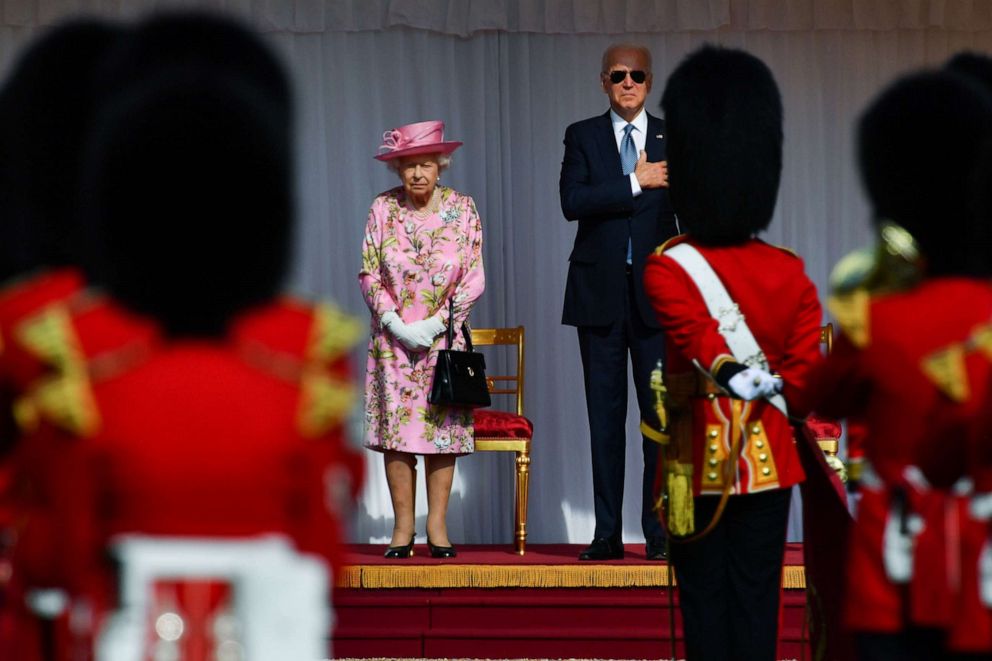 بايدن بالنظارة الشمسية الى جانب الملكة يستعرضان حرس الشرف في قلعة وندسور