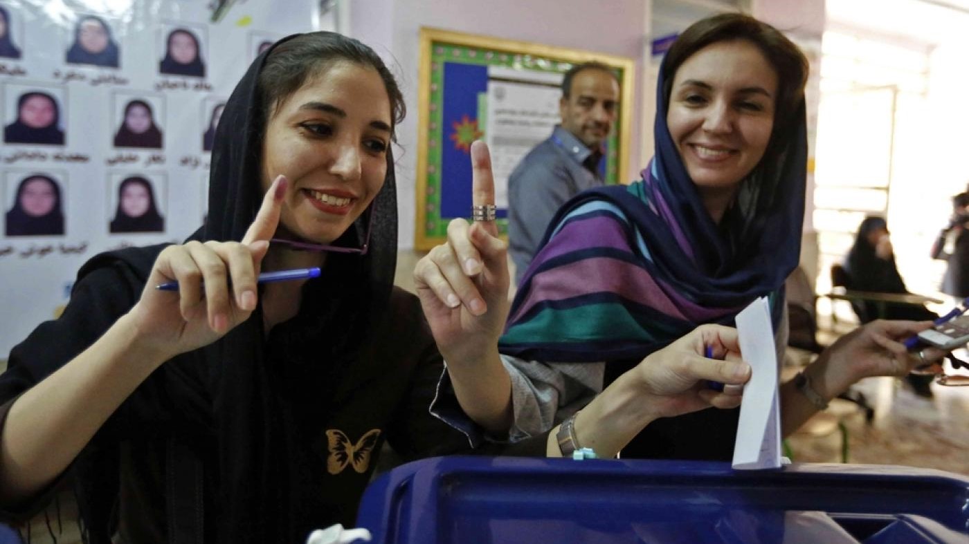 إيرانيتان تصوتان في انتخابات 2017 الرئاسية