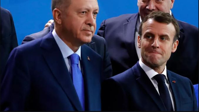 صورة من الارشبف التقطت بتاريخ 19 يناير/كانون الثاني 2020 تظهر الرئيس التركي رجب طيب أردوغان (يسار) ونظيره الفرنسي إيمانويل ماكرون لدى وقوفهما جنبا إلى جنب خلال صورة جماعية أثناء قمة السلام في ليبيا التي استضافتها برلين