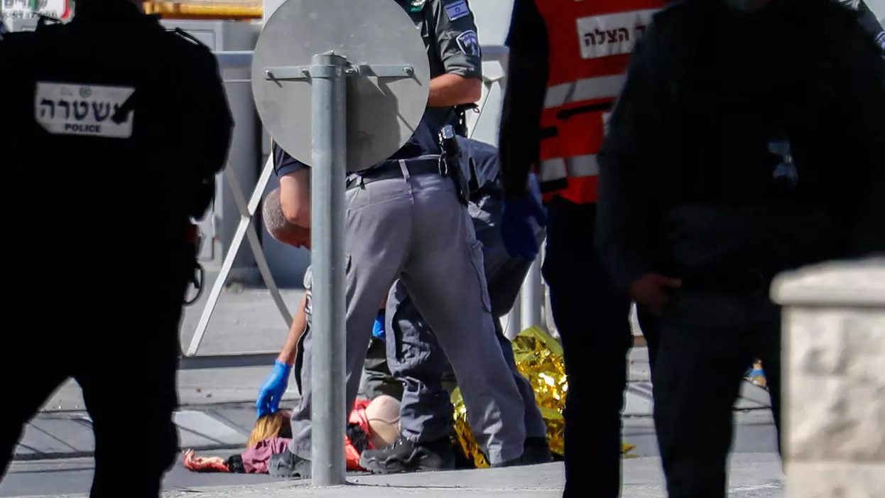 قوات أمن إسرائيلية تحوط بجثة امرأة اثر محاولة هجوم عند معبر قلنديا بين الضفة الغربية