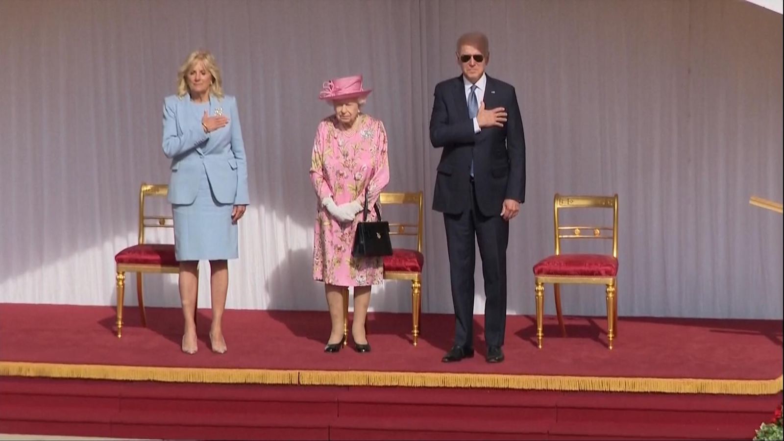 ملكة بريطانيا وبايدن وزوجته يستعرضان حرس الشرف 