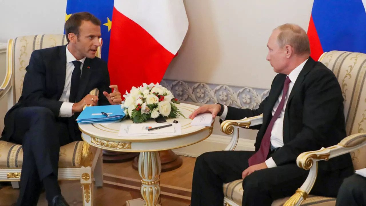 فلادمير بوتين يتحادث مع ايمانويل ماكرون في موسكو يوم 24 مايو 2018 ( أ ف ب)