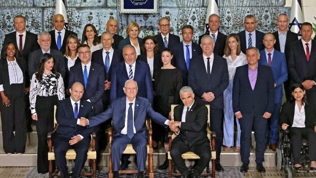 الحكومة الإسرائيلية الجديدة لحظة التقاط الصورة التذكارية بعد أداء اليمين في منزل رئيسها في القدس في 14 يونيو 2021